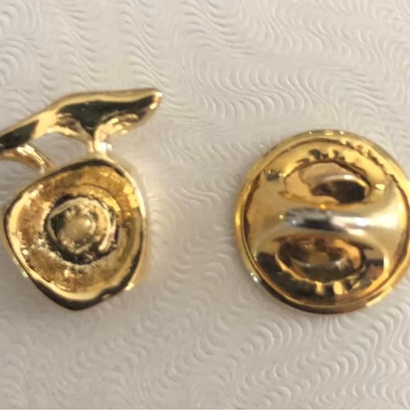 Super Cute Apple Pin for the Teacher in your life.  Pin on a card or present. - Picture 2 of 2